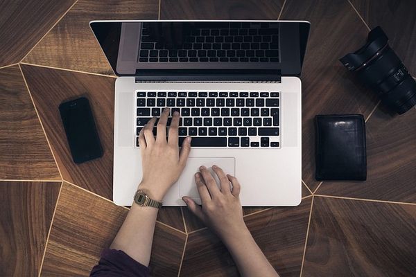 Serwis laptopów: kiedy najlepiej oddać sprzęt do naprawy?